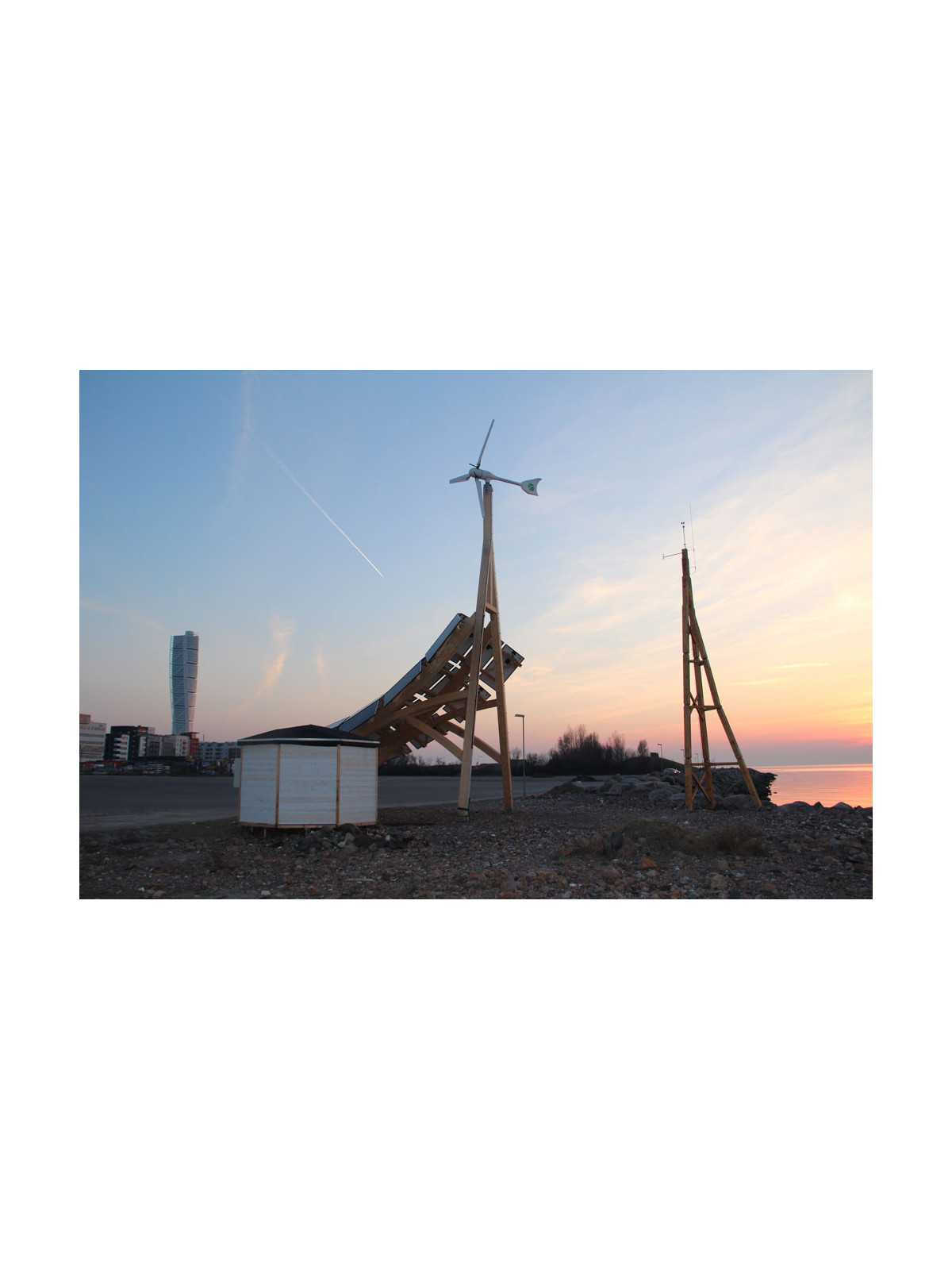 Giraffe 2.0 innoVentum Hybrid Wind and Solar Power Plant