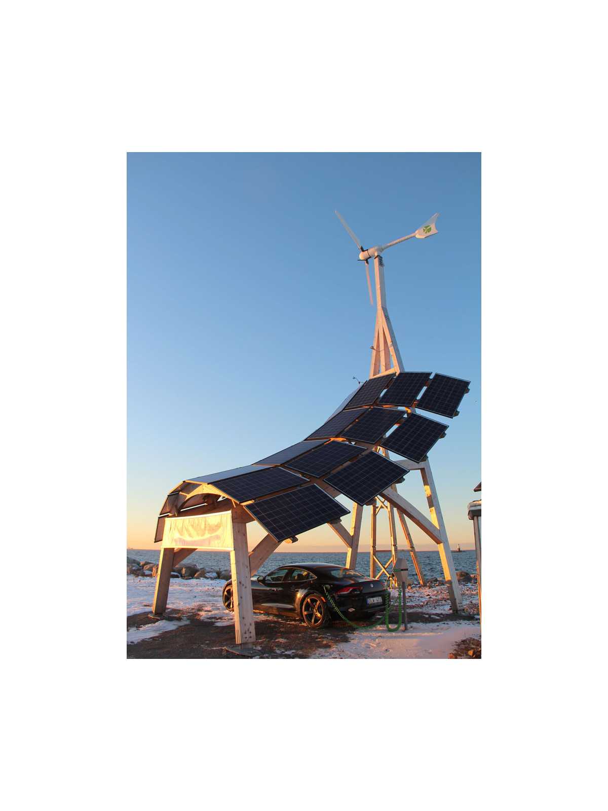 Giraffe 2.0 innoVentum Hybrid Wind and Solar Power Plant