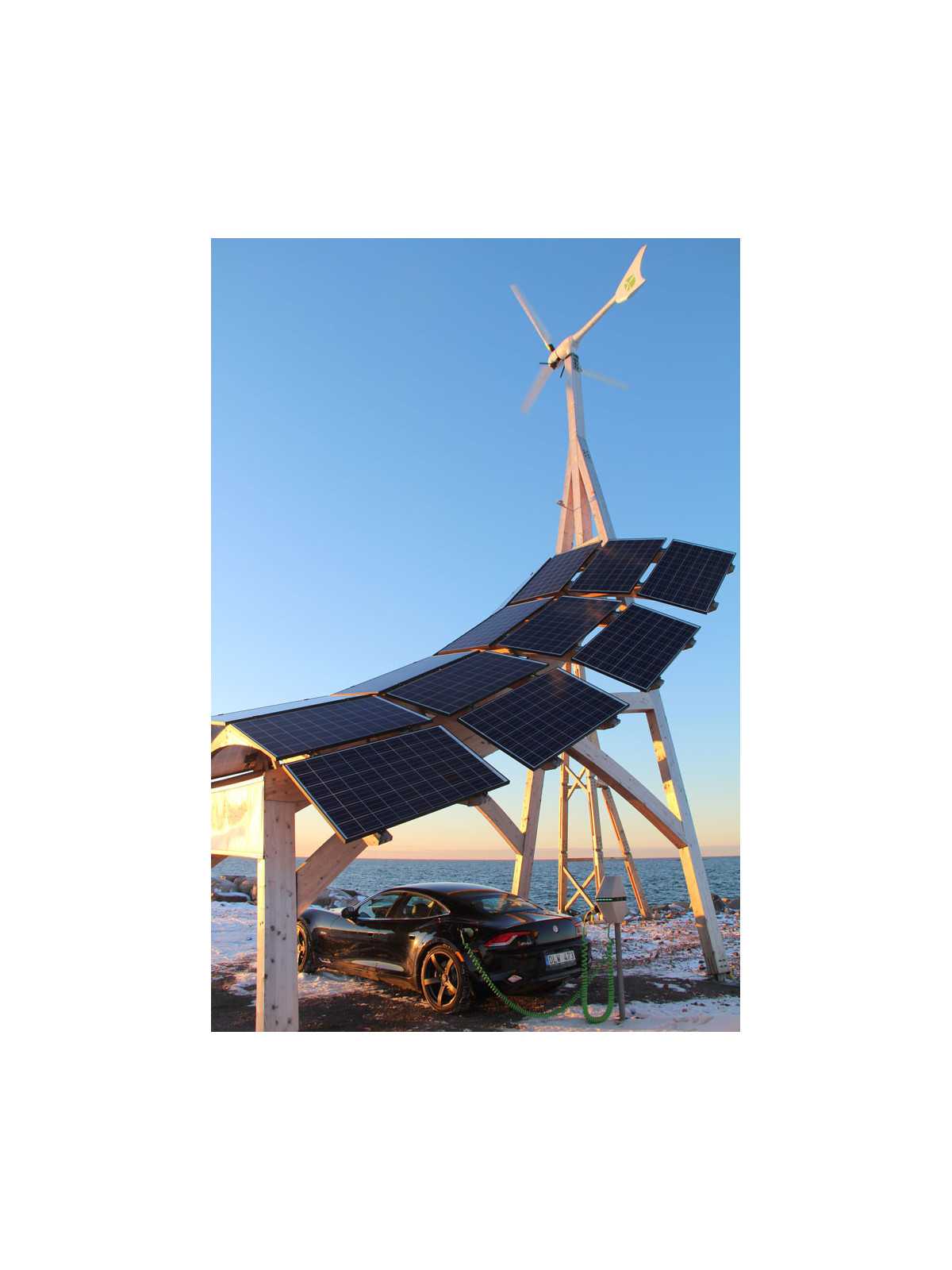 Giraffe 2.0 innoVentum Hybrid Wind and Solar Power Plant