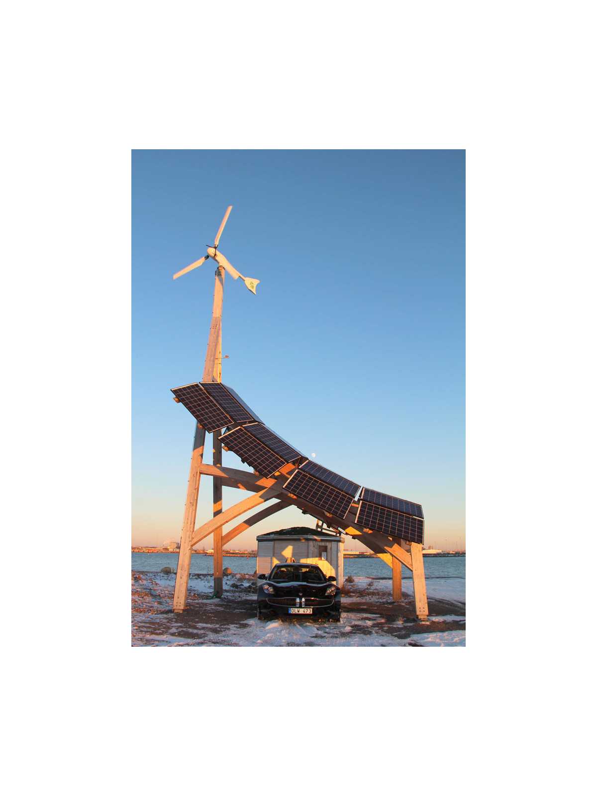 Giraffe 2.0 innoVentum Hybrid Wind and Solar Power Plant