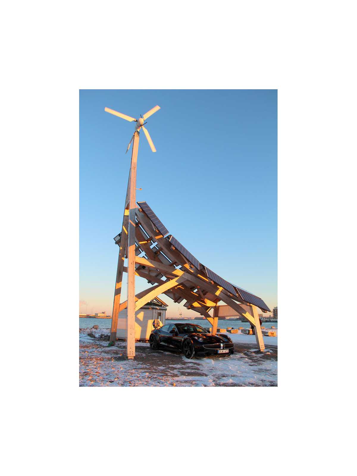 Giraffe 2.0 innoVentum Hybrid Wind and Solar Power Plant