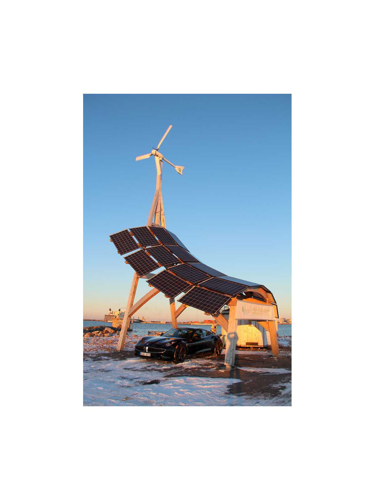 Giraffe 2.0 innoVentum Hybrid Wind and Solar Power Plant