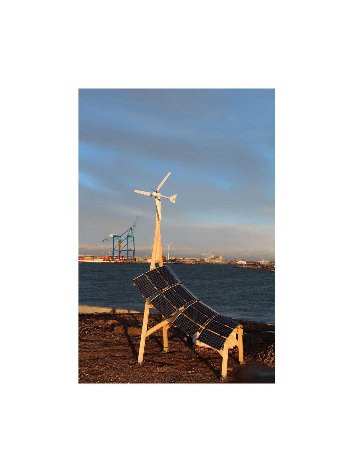 Giraffe 2.0 innoVentum Planta híbrida de viento y energía solar