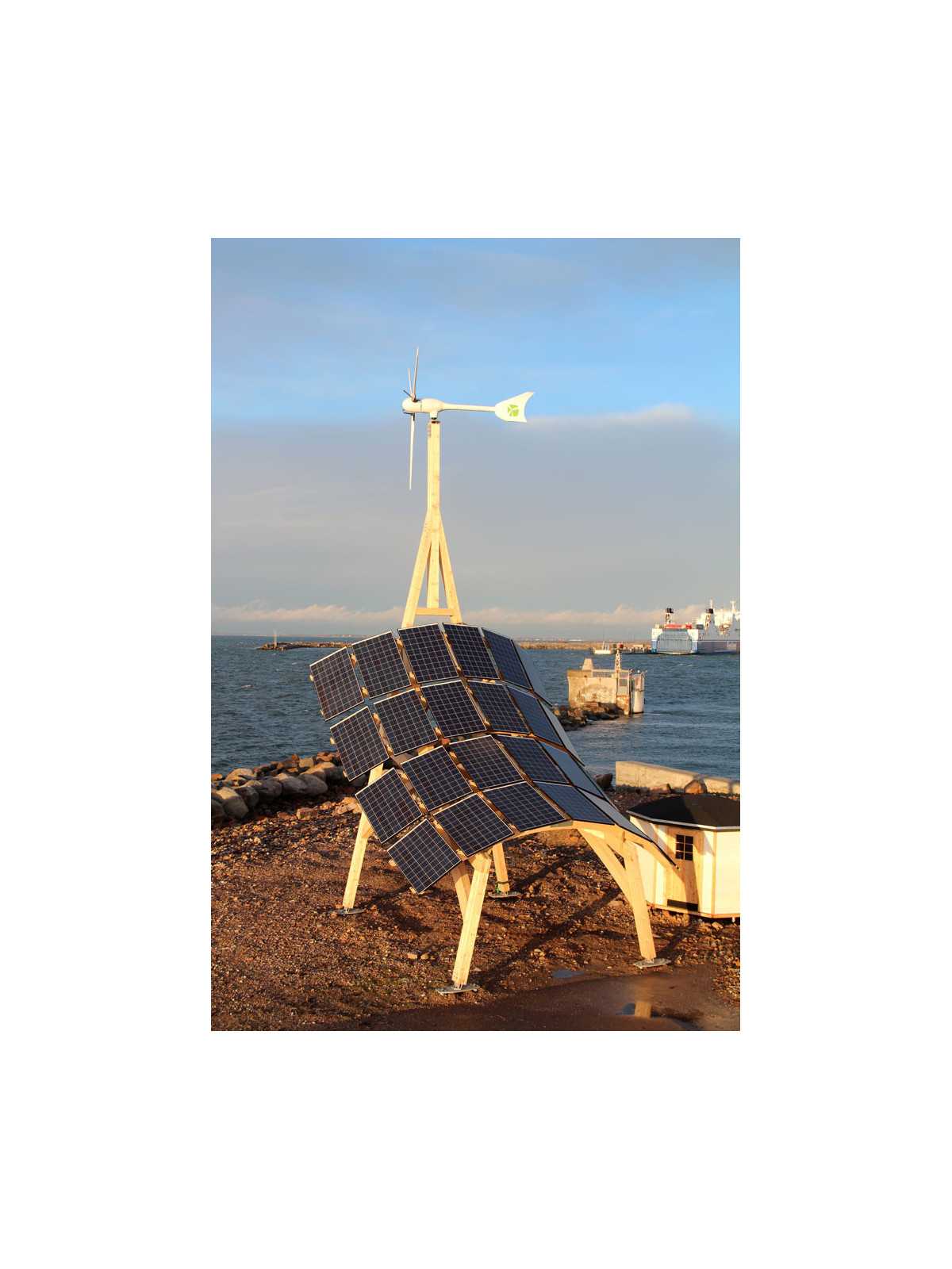 Giraffe 2.0 innoVentum Hybrid Wind and Solar Power Plant