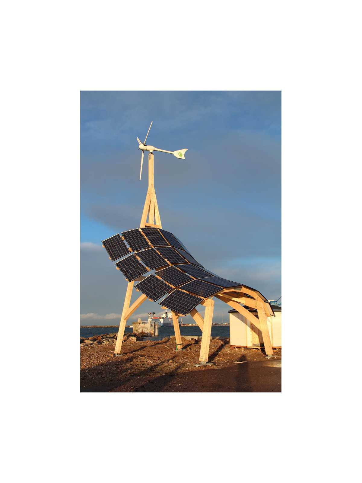 Giraffe 2.0 innoVentum Hybrid Wind and Solar Power Plant