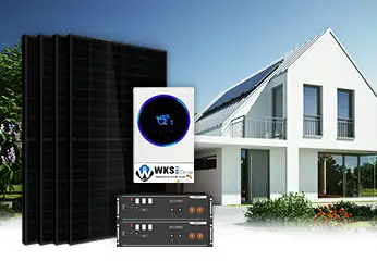 Zonneset met vier volledig zwarte starre zonnepanelen, een WKS EVO Circle hybride omvormer en twee Pylontech lithium accu's, met op de achtergrond een wit huis voorzien van zonnepanelen.