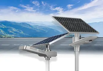 Zwei Solarlampen mit montaner Landschaft im Hintergrund