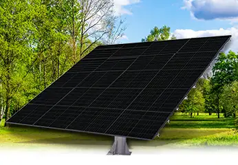 Trackeur solaire avec panneaux solaires rigides full black dans un champs.